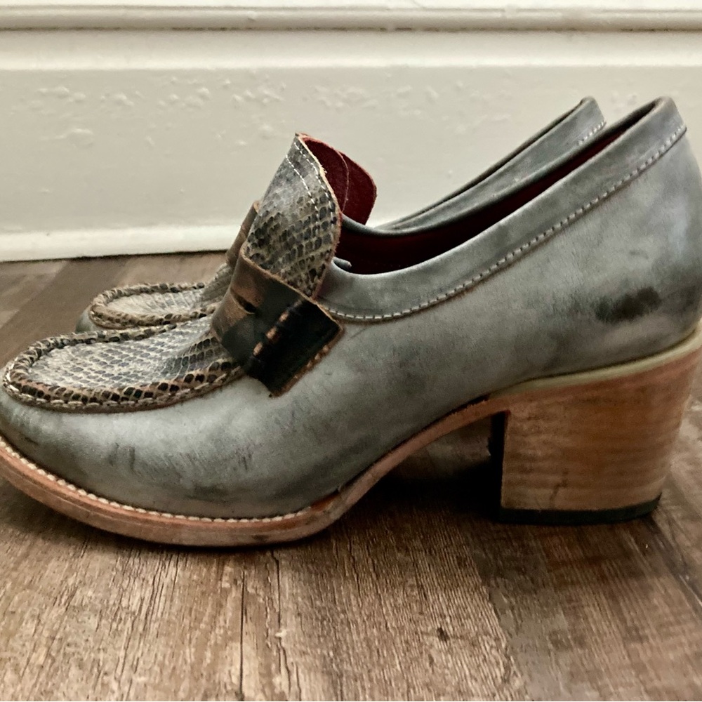 Freebird Grey Snakeskin Cheville Slio On Penny Loafer Size 8.